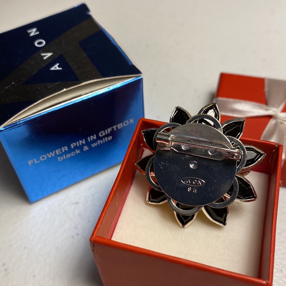 Avon Flower Pin in Giftbox - Picture 3 of 4